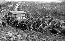 Wehrmachtsoldaten ziehen an der Ostfront ein Auto aus dem Schlamm, November 1941
