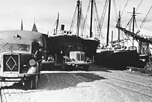 Borgward-Lkw, links, an Kühleremblem und Rhombus am Kühler erkennbar (1941)