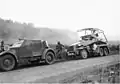 Links ein Kfz. 13; rechts ein Panzerspähwagen Sd.Kfz. 232 mit großer Rahmenantenne (Funk- und Kommandowagen 6-Rad)
