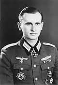 Trageweise als Steckkreuz an der Brusttasche der Feldbluse (Hauptmann Alfred Jaedtke, 1944)
