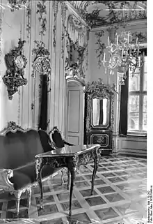 Schreibkabinett, Zimmer mit Uhr