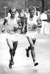 Hans-Joachim&nbsp;Truppel (auf dem Foto rechts neben Cierpinski) – Platz&nbsp;sieben