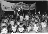 FDJler und Pioniere des Stadtbezirkes Prenzlauer Berg bei einem Friedensmeeting auf dem Helmholtzplatz