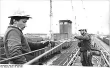 Streckenelektrifizierung in Pasewalk (1988), im Hintergrund das ehemalige Befehlsstellwerk B 3