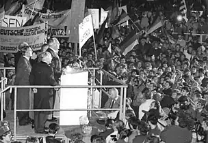 Helmut Kohl spricht am 19. Dezember 1989 vor der Ruine der Frauenkirche auf dem Neumarkt