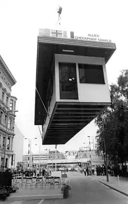 Abtransport der Kontroll­baracke, 1990