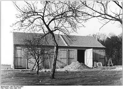 26.3.1954: Auf dem Volksgut Groß Langerwisch wird gebaut. Dieser große Mähdrescherschuppen steht kurz vor der Fertigstellung. Vorgesehen war dieser für die Beherbergung sowjetischer Mähdrescher vom Typ Stalinez