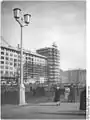 Stalinallee Block F Nord mit zweiarmigem Paulick-Kandelaber, Oktober 1954