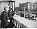 Paulick-Leuchte auf der Balustrade der HO-Gaststätte Haus Budapest, März 1955