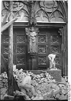 Die Schutzmauer um die Kaiser Otto-Statue wird 1955 abgebrochen.
