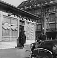 Imbissbude gegenüber dem Metropol-Theater, März 1957