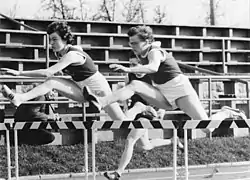 Die Olympiazweite von 1956 Gisela Birkemeyer (rechts), frühere Gisela Köhler, gewann die&nbsp;Bronzemedaille