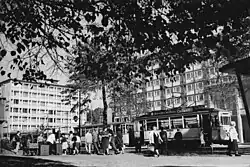 Zug aus Trieb- und Beiwagen 1962 am Haltepunkt Theaterplatz vor dem Hotel Moskau