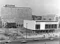 Hotel Berolina im Bau; davor das Kino International, kurz vor der Eröffnung (1963)