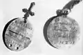 Erkennungsmarke und Taufmedaille mit der Aufschrift „Andenken an die Hl.&nbsp;Taufe, Krakau, 24.10.09“