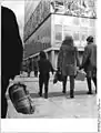 1965: Passanten am Berliner Haus des Lehrers