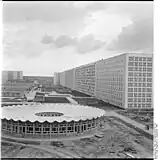 Radialer Delta-Kindergarten in Halle-Neustadt, im Hintergrund Wohnblock 10 (1968)