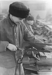 14-jähriger Ukrainer im Kraftfahrinstandsetzungs-werk der Wehrmacht, Berlin, Januar 1945
