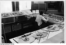 Tonbandmaschinen mit Bändern auf Bobby-Wickeln 1970 in einem Senderstudio