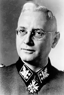 Hans Jüttner mit dem Ritterkreuz des Kriegsverdienstkreuzes mit Schwertern