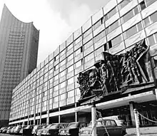 Hauptgebäude der Karl-Marx-Universität Leipzig mit Bronzerelief Aufbruch und Uni-Hochhaus (1975)