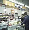 Käsetheke der Kaufhalle Pappelallee, Berlin 1976