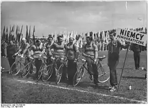 Die DDR-Mannschaft bei der Internationalen Friedensfahrt 1950 mit Otto Busse (4.v.r.)