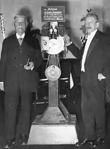 Max und Eugen Skladanowsky mit der 1892 konstruierten Filmaufnahmekamera.