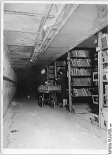 Magazin der Staatsbibliothek Unter den Linden mit Lipman-Regalen und zugehörigem Bücherwagen (1949)