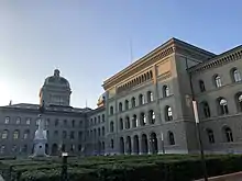 Fotografie eines Gebäudes am Frühmorgen