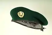 Grünes Barett eines Eingeteilten Beamten der Polizei (Diensthundeführer)