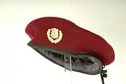 Weinrotes Barett eines Eingeteilten Beamten der Polizei (WEGA)