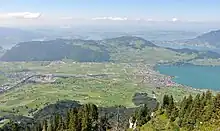 Blick vom Gipfel des Buochserhorns auf die Ebene von Buochs und Ennetbürgen; im Hintergrund der Bürgenstock