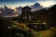 Burgruine Geroldstein in der Gemeinde Heidenrod. Lediglich ein Turm mit Torbogen und Mauerresten ist noch zu sehen.