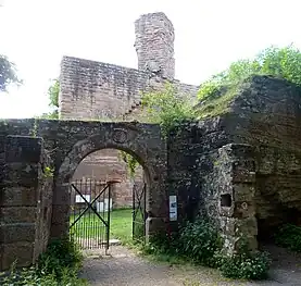 Eingang zum Zwinger der Burg