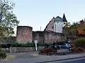 Ansicht der Burgreste mit Stadtmauer im Vordergrund