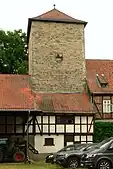 Hofseite des Bergfrieds mit dem Niedersachsenross