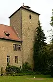 Außenseite des Bergfrieds mit Fenster und Schießscharte