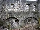 Die stark restaurierte Ostwand der Kernburg