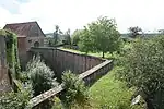 Blick vom nördlichen Geschützturm (Roter Turm) in die Schütt, links Fuchsgraben und Erbacher Zeughaus