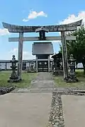 Schrein neben dem Tenshu mit Wappen der Kutsuki