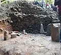 Steinfunde präsentiert im ergrabenen Gebäuderest vor der Burg, u.&nbsp;a. Reste von Türportalen und einem gotischen Maßwerkfenster
