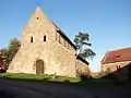 Die ehemalige Klosterkirche, Grundmauern aus Burgresten