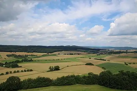 Blick vom Bergfried der Ronneburg etwa nach Norden, rechts hinten Büdingen, davor Diebach am Haag und links (bewaldet) der nördliche Teil des Marköbeler Bergrückens mit der Burgruine Hardeck (nicht sichtbar).
