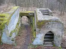 Der Torbau mit dem Treppenaufgang vom Nordwestfelsen. Rechts das gotische Spitzbogentor. Der aufwändige Treppenaufgang deutet auf einen herausgehobenen Raum im Obergeschoss hin, vielleicht die Burgkapelle