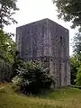 Der zentrale Bergfried von Osten
