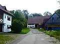 Der Burgstall liegt direkt hinter dem Haus Nr. 6 im Weiler Berg