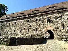 Kornhaus/Marstall, gleichzeitig Zugang zum 2. Burghof