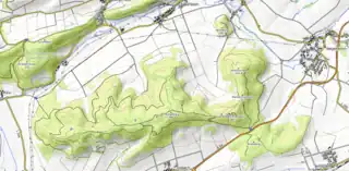 Die topographische Karte zeigt mit Höhenlinien bewaldete und unbewaldete Gebiete, Berge mit Höhenangaben sowie Verkehrswege