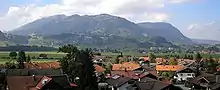Blick von der Burg Burgberg über den Ort Burgberg zur Hochgratkette mit den Bergen Stuiben, Mittagberg sowie das Immenstädter Horn am Ostrand der nördlichen Kette (v.&nbsp;l.&nbsp;n.&nbsp;r.)